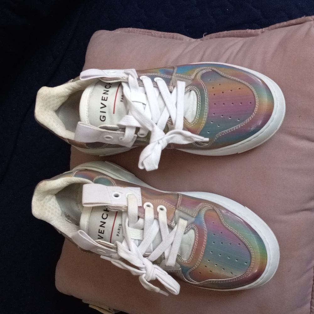 Givenchy PARIS WOMEN SIZE 6 GENLTY WORN AND IN VERY GOOD CONDITION NO INSOLES